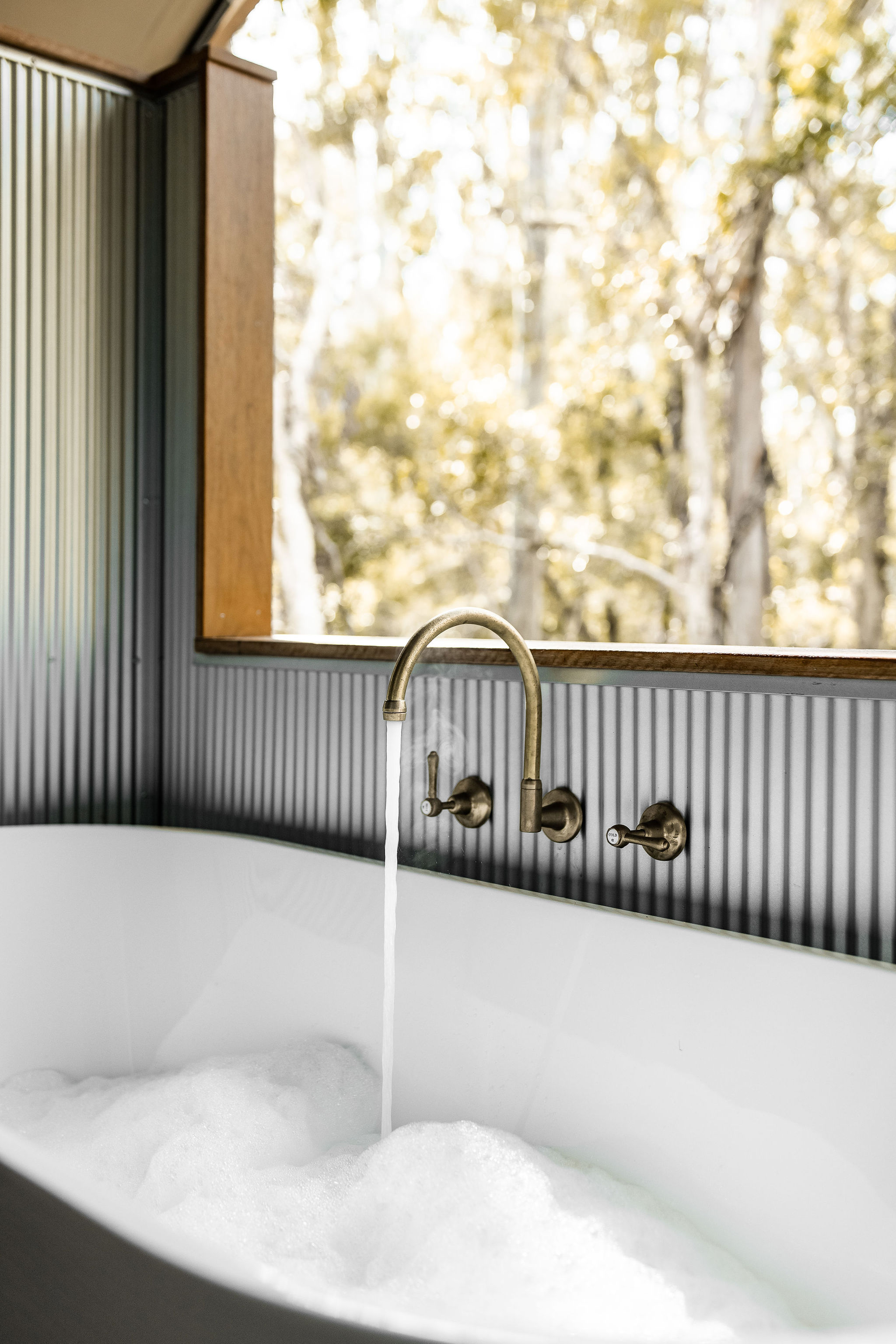 Roulette Lever Wall Sink Set with Gooseneck Spa/Bath Filler in Lea Wheeled Brass finish