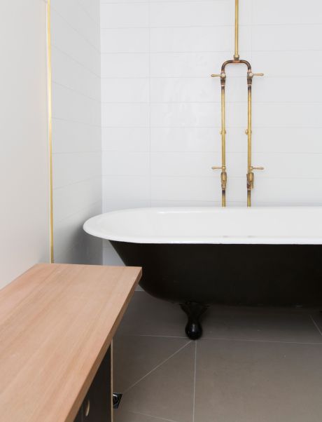 Roulette Lever Tubular Bath/Shower Set with Bottom Entry & Legs in Raw Brass Finish - Close Up Photo