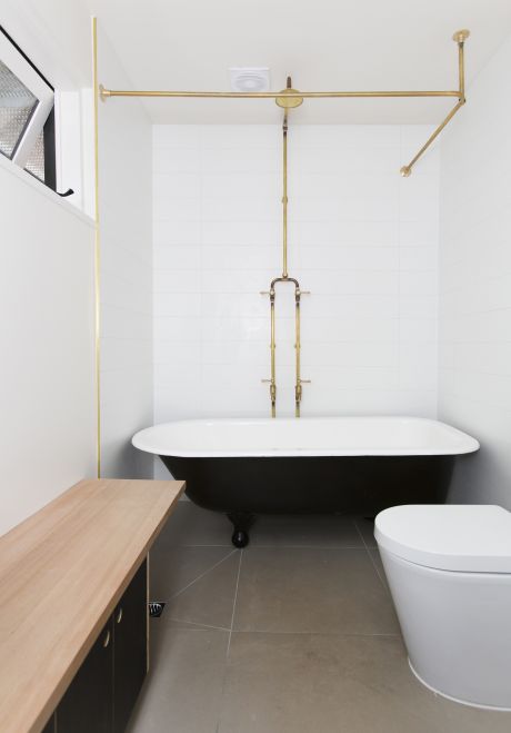 Roulette Lever Tubular Bath/Shower Set with Bottom Entry & Legs in Raw Brass Finish
